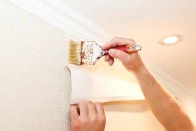 Pose de papier peint à Bosmie-l'Aiguille — revêtements muraux et toiles de verre